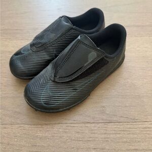 Boys Nike indoor soccer shoes Velcro black